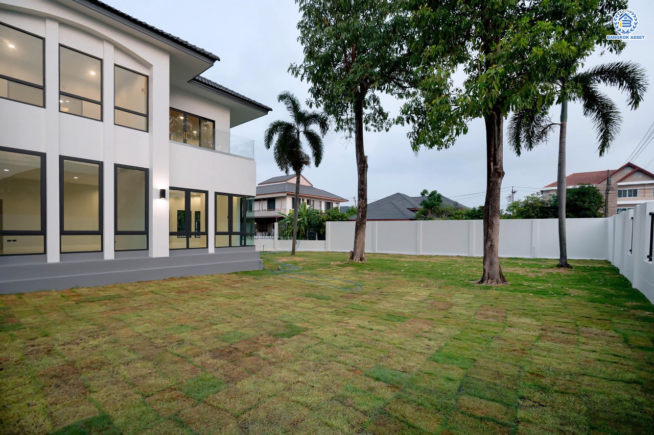 บ้านมือสองตกแต่งใหม่ โครงการ กฤษดานคร20 ปิ่นเกล้า-บรมราชชนนี บ้านหลังมุม ติดทะเลสาบ บนเนื้อที่กว้างมากถึง 238 ตร.ว. ตกแต่งด้วยวัสดุเกรดพรีเมี่ยม ฟังก์ชัน 5 ห้องนอน 6 ห้องน้ำ 1 ห้องอเนกประสงค์ 4 ที่จอดรถ พร้อมทั้งเปลี่ยนระบบไฟฟ้า สุขาภิบาล ทำเลศักยภาพ ติดถนนบรมราชชนนี ใกล้มหาวิทยาลัยมหิดล และเพียง 10 นาทีถึงเซ็นทรัล ปิ่นเกล้า